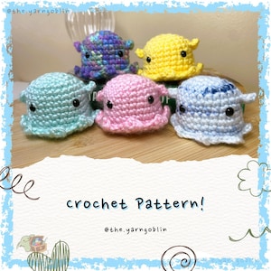 Puede incluir: Seis pequeños pulpos de ganchillo en varios colores, incluyendo azul, rosa, amarillo y morado. El texto "crochet Pattern!" se muestra debajo de los juguetes.
