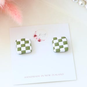 Pendientes cuadrados a cuadros hechos a mano de arcilla polimérica