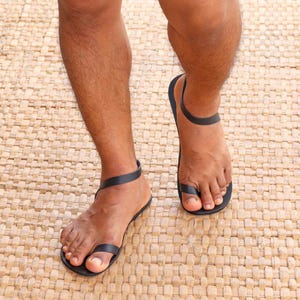 素足レザーサンダル、ミニマリストでフレキシブルなサンダル、ギリシャ風のセクシーなメンズサンダル - Balin M