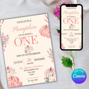 Puede incluir: Una tarjeta de invitación para un primer cumpleaños y un teléfono inteligente que muestra la misma invitación digital. Ambos tienen un fondo crema, calabazas de acuarela rosa, flores y el texto: Our Little Pumpkin Is Turning One.