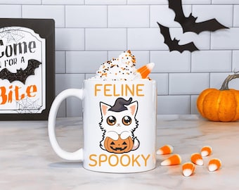Taza de Halloween con diseño de gato y disfraz de felino espeluznante.