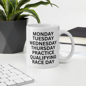 Tazza Formula 1, Tazza Settimana della Gara, Tazza Formula 1, Tazza Box Box, Tazza da caffè bianca Settimana della Gara - Inizia la giornata in pole position! Formula 1 2025