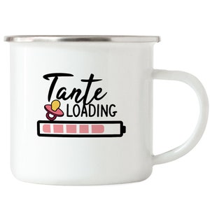 Könnte beinhalten: Weiße Email Tasse mit einem schwarzen und rosafarbenen Design, auf dem "Tante Loading" mit einem Schnuller-Symbol und einer rosafarbenen Fortschrittsanzeige steht.