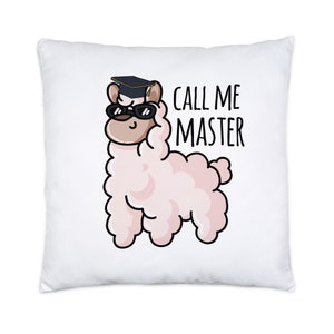Op de afbeelding: Een wit kussen met een cartoon lama die een afstudeerpet en een zonnebril draagt. De tekst "CALL ME MASTER" staat op het kussen gedrukt.
