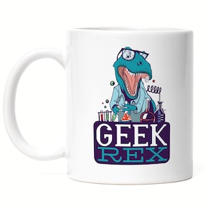 Op de afbeelding: Witte keramische mok met een kleurrijke illustratie van een dinosaurus die een bril en een labjas draagt en een bekerglas vasthoudt. De dinosaurus is omringd door andere bekers en reageerbuizen. De tekst "GEEK REX" is in paars en turquoise op de mok gedrukt.