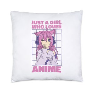 Può includere: Cuscino bianco con una ragazza anime rosa e viola con orecchie da gatto e il testo "Just a girl who loves anime" in rosa.