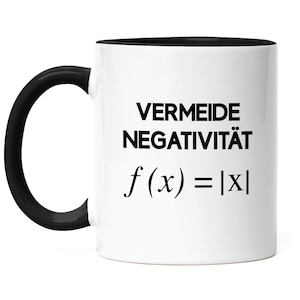 Op de afbeelding: Witte keramische mok met een zwarte rand en handvat. De mok heeft zwarte tekst met de tekst "VERMEIDE NEGATIVITÄT f(x) = |x|"