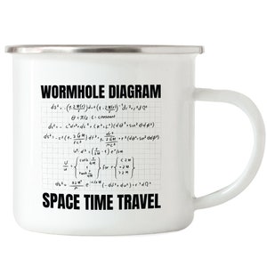 Op de afbeelding: Een witte emaille mok met een zwart-witte illustratie van een wormgatdiagram en de tekst "WORMHOLE DIAGRAM" en "SPACE TIME TRAVEL".