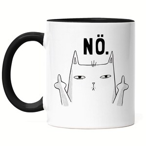 Może przedstawiać: Biały ceramiczny kubek do kawy z czarnym rantem i uchwytem. Kubek przedstawia czarno-białą ilustrację kota pokazującego środkowy palec z napisem "NÖ." nadrukowanym nad kotem.