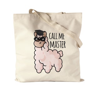 Op de afbeelding: Een witte canvas tote bag met een cartoon lama die een afstudeerpet en een zonnebril draagt. De tekst "CALL ME MASTER" is op de tas gedrukt.