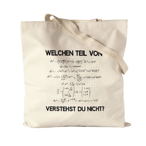 Könnte beinhalten: Eine weiße Stofftasche mit schwarzem Text, der "WELCHEN TEIL VON" lautet, und einer komplexen mathematischen Gleichung. Der Text unten lautet "VERSTEHST DU NICHT?"