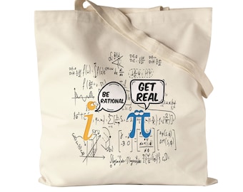 Puede incluir: Una bolsa de lona beige con un diseño que presenta ecuaciones matemáticas, símbolos y las palabras "Sé racional" y "Sé real" en bocadillos de diálogo. El diseño también incluye una 'i' y una 'pi' estilizadas con ojos.