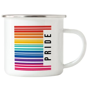 Può includere: Tazza in smalto bianco con un design a codice a barre arcobaleno e la parola "PRIDE" in testo nero.