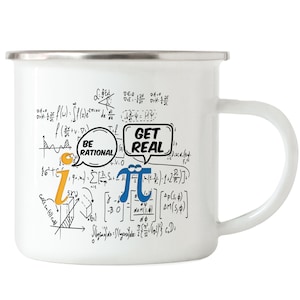 Op de afbeelding: Een witte emaille mok met een zwart en blauw ontwerp met wiskundige vergelijkingen en symbolen, waaronder het getal pi, met de woorden "Be Rational" en "Get Real" in spraakballonnen.