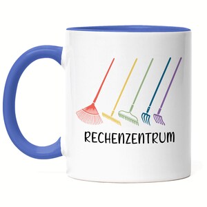 Könnte beinhalten: Weiße Keramiktasse mit blauem Rand. Die Tasse zeigt eine Grafik mit fünf bunten Rechen und dem Text "Rechenzentrum" darunter.