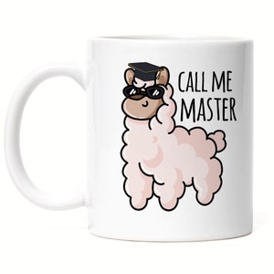 Op de afbeelding: Witte keramische koffiemok met een cartoon lama die een afstudeerpet en een zonnebril draagt. De tekst "CALL ME MASTER" staat op de mok gedrukt.