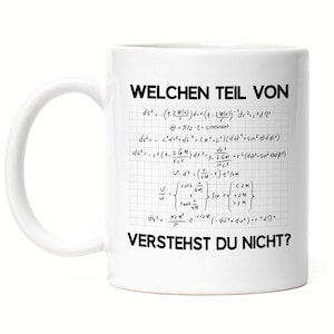 Op de afbeelding: Witte keramische mok met een zwart ontwerp met een complexe wiskundige vergelijking en de tekst "WELCHEN TEIL VON VERSTEHST DU NICHT?"
