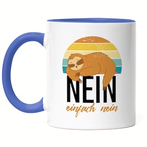 Könnte beinhalten: Weiße Keramik-Kaffeetasse mit blauem Rand und Henkel. Die Tasse zeigt ein Cartoon-Faultier, das auf einem Vintage-Sonnenuntergangshintergrund schläft, mit dem Text "NEIN einfach nein".
