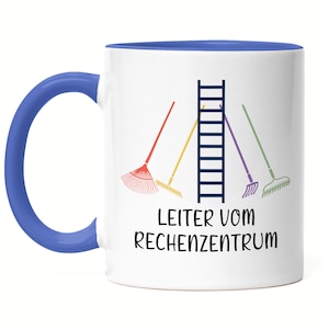Könnte beinhalten: Weiße Keramiktasse mit blauem Rand und Henkel. Die Tasse zeigt eine schwarze Leiter mit drei Rechen, die dagegen gelehnt sind. Der Text "LEITER VOM RECHENZENTRUM" ist in Schwarz unter dem Bild aufgedruckt.