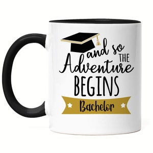 Bachelor Tasse Schwarz And so the Adventure Begins Bachelorabschluss Geschenk Absolvent Studium