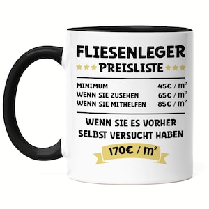 Op de afbeelding: Witte keramische mok met een zwarte rand en handvat. De mok heeft een humoristische prijslijst voor een tegelzetter, met de tekst "FLIESENLEGER PREISLISTE" en prijzen voor verschillende niveaus van hulp. De tekst is zwart en de prijzen zijn goudkleurig.