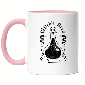 Op de afbeelding: Een witte keramische mok met een roze rand en handvat. De mok heeft een zwart-witte illustratie van een drankfles met een schedel op de stop en de tekst "Witch's Brew" eromheen.