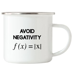 Op de afbeelding: Witte emaille mok met een zilveren rand en een zwarte afbeelding met de tekst "AVOID NEGATIVITY f(x)=|x|"