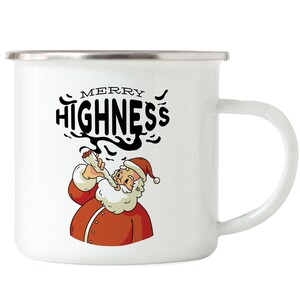 Puede incluir: Taza de esmalte blanco con borde y asa plateados. La taza presenta una imagen de dibujos animados de Papá Noel fumando un porro con el texto "Merry Highness" encima.