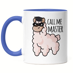 Op de afbeelding: Witte keramische koffiemok met een blauwe rand en handvat. De mok heeft een cartoon lama met een afstudeerpet en zonnebril. De tekst "CALL ME MASTER" staat op de mok gedrukt.