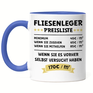 Op de afbeelding: Een witte keramische mok met een blauwe rand en handvat. De mok heeft een humoristische prijslijst voor tegelwerk, met prijzen die stijgen afhankelijk van de betrokkenheid van de klant. De tekst luidt "FLIESENLEGER PREISLISTE" en bevat prijzen voor "MINIMUM", "WENN SIE ZUSEHEN", "WENN SIE MITHELFEN" en "WENN SIE ES VORHER SELBST VERSUCHT HABEN".
