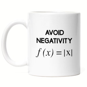 Op de afbeelding: Witte keramische koffiemok met zwarte tekst die "AVOID NEGATIVITY f(x) = |x|" luidt.