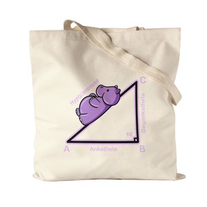 Pode incluir: Uma bolsa de lona branca com um hipopótamo roxo deitado em um triângulo retângulo. O triângulo é rotulado com os termos "Hipotenusa", "Oposto", "Adjacente" e "90 graus".