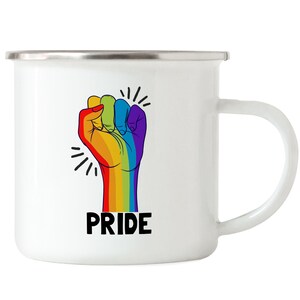Può includere: Tazza smaltata bianca con un pugno arcobaleno e la parola "PRIDE" in nero. La tazza ha un bordo argentato e un manico bianco. Il design è un simbolo dell'orgoglio LGBTQ+.
