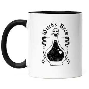 Op de afbeelding: Witte keramische mok met een zwarte rand en handvat. De mok heeft een zwart-witte illustratie van een drankfles met een schedel op de stop en de tekst "Witch's Brew" eromheen.