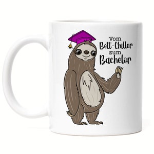 Vom Bett-Chiller zum Bachelor Tasse Abschluss Geschenk Absolventin Faultier Kaffeetasse Uni Hochschule Studentin