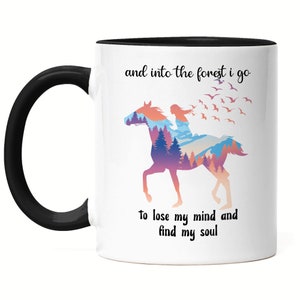 And Into The Forest I Go To Lose My Mind And Find My Soul Tasse Schwarz Frau Mädchen Pferd Reiten Natur Wald Reiterin