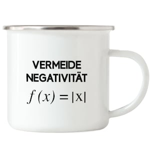 Op de afbeelding: Witte emaille campingmok met een zwarte inscriptie die "VERMEIDE NEGATIVITÄT f(x)=|x|" luidt