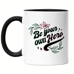 Kubek Be Your Own Hero Czarny motyw z napisem Prezent dla superbohaterów Moc kobiet Dzień Kobiet Feminizm