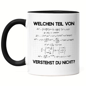 Puede incluir: Una taza de café blanca con un borde y un asa negros. La taza presenta una imagen en blanco y negro de una ecuación matemática compleja con el texto "WELCHEN TEIL VON VERSTEHST DU NICHT?" impreso debajo de la ecuación.