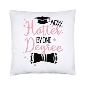 Now Hotter by One Degree Kissen inkl. Füllung Abschluss Absolvent Bachelor Master Doktor Abschlussgeschenk