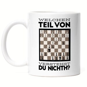 Peut inclure: Une tasse en céramique blanche avec un motif d'échiquier noir et blanc et le texte "WELCHEN TEIL VON VERSTEHST DU NICHT?" imprimé dessus.