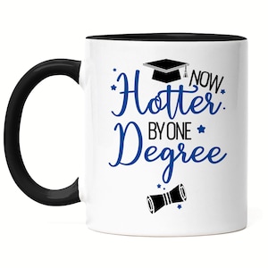 Hotter by One Degree Tasse Schwarz Abschluss Absolvent Bachelor Master Doktor Abschlussgeschenk