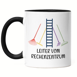 Könnte beinhalten: Weiße Kaffeetasse mit schwarzem Rand und Henkel. Die Tasse hat eine Grafik einer Leiter mit vier Rechen, die dagegen gelehnt sind. Der Text "LEITER VOM RECHENZENTRUM" ist in Schwarz unter der Grafik aufgedruckt.