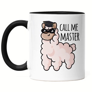 Op de afbeelding: Witte keramische koffiemok met een zwarte handgreep en rand. De mok heeft een cartoonillustratie van een lama met een afstudeerpet en zonnebril. De tekst "CALL ME MASTER" staat op de mok gedrukt.