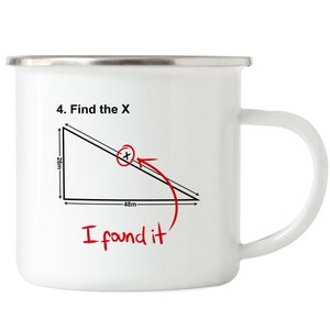 Può includere: Tazza in smalto bianco con bordo e manico argentati. La tazza presenta un disegno in bianco e nero di un triangolo rettangolo con il testo "4. Find the X" e "I found it" scritto in rosso. Il triangolo ha una base di 48m e un'altezza di 26m.