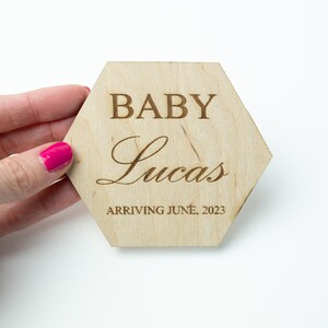 Disque jalon bébé / marqueurs d'étape mensuels en bois gravés / faire-part de naissance/prénom de bébé, panneau pour plaque de bébé, décor de chambre d'enfant, nom de bébé