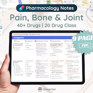 Puede incluir: Una tableta digital que muestra una página de notas de farmacología sobre el dolor, los huesos y las articulaciones. La página enumera más de 40 medicamentos y 20 clases de medicamentos, incluidos analgésicos y AINE no selectivos. La página también incluye información sobre indicaciones, mecanismo de acción, efectos secundarios clave y puntos a considerar. La tableta se sostiene en una mano, y el fondo incluye otras páginas de notas de farmacología.