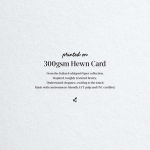 K&ouml;nnte beinhalten: Gedruckt auf 300 g/m&sup2; Hewn Card, aus der italienischen Fedrigoni Paper Kollektion. Inspiriert, grob strukturierte Luxusqualit&auml;t. Dezente Eleganz, angenehm anzufassen. Hergestellt aus umweltfreundlicher ECF-Zellstoff und FSC-zertifiziert.