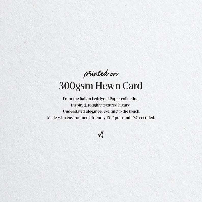 K&ouml;nnte beinhalten: Gedruckt auf 300 g/m&sup2; Hewn Card, aus der italienischen Fedrigoni Paper Kollektion. Inspiriert, grob strukturierte Luxusqualit&auml;t. Dezente Eleganz, angenehm anzufassen. Hergestellt aus umweltfreundlicher ECF-Zellstoff und FSC-zertifiziert.