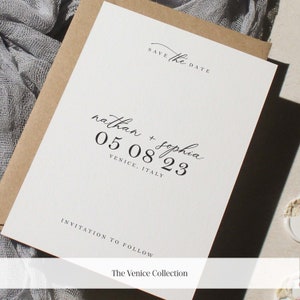 K&ouml;nnte beinhalten: Save-the-Date-Karte mit wei&szlig;em Hintergrund und schwarzem Text. Die Karte sagt "Save the Date" in einer Schreibschrift. Die Namen "Nathan + Sophia" sind in Schreibschrift geschrieben, darunter das Datum "05 08 23". Der Ort "Venedig, Italien" ist in einer serifenlosen Schrift unter dem Datum geschrieben. Der Text "Invitation to Follow" ist in einer serifenlosen Schrift am unteren Rand der Karte geschrieben. Der Text "The Venice Collection" ist in einer serifenlosen Schrift unter dem Einladungstext geschrieben.
